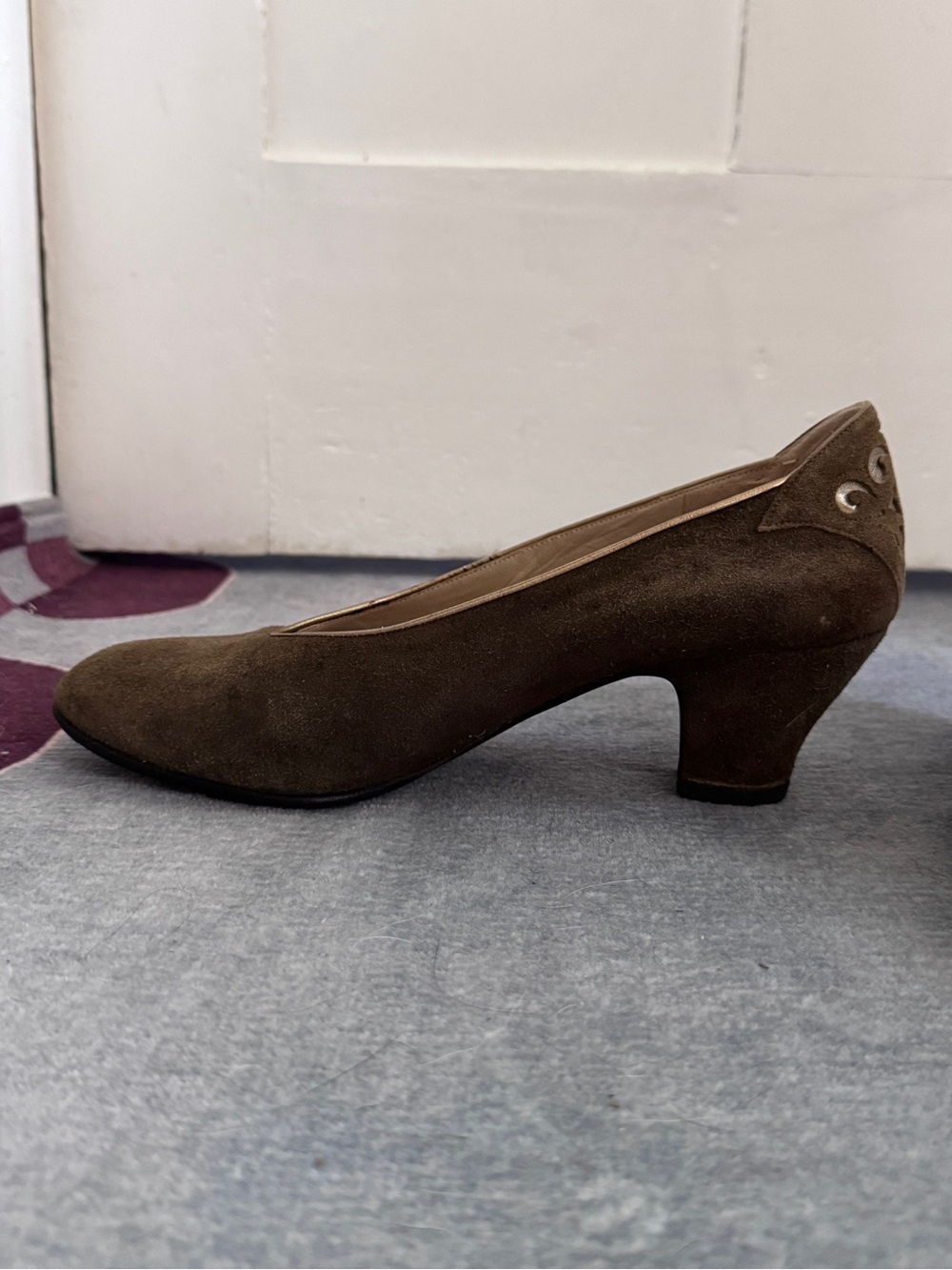 Vintage 80s Suede Kitten Heel Pump Khaki Ungaro Parallèle Paris Fleur-de-Lis 7.5 - Picture 4 of 9